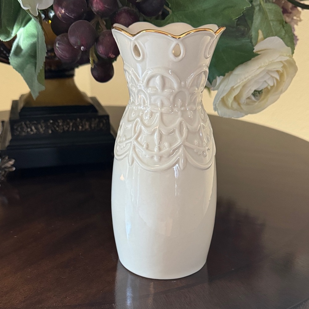 Lenox Ivory Love Notes bud with Gold Accent